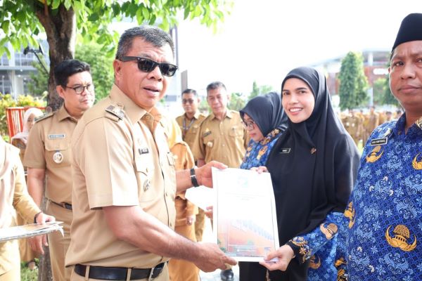 Serahkan SK PPPK Paruh Waktu, Andi Utta Minta Para Pegawai Tunjukkan Kinerja