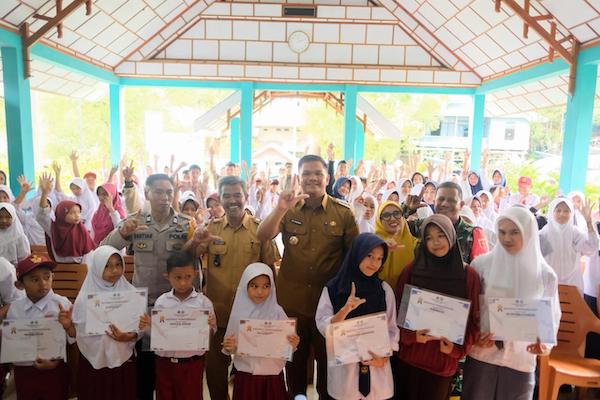 Bupati Bantaeng Serahkan 160 Beasiswa untuk Siswa Berprestasi Desa Labbo
