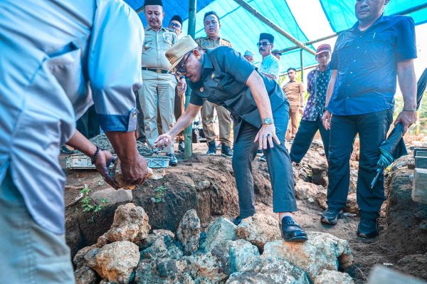 Donasi Pribadi, Gubernur SDK Letakkan Batu Pertama Pembangunan Masjid Nurul Akbar