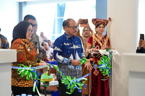 Resmikan Kantor Bank Sulselbar, Gubernur Minta Dukung Perekonomian Lokal