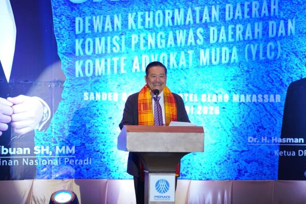Otto Hasibuan Lantik 500 Pengurus PERADI Makassar
