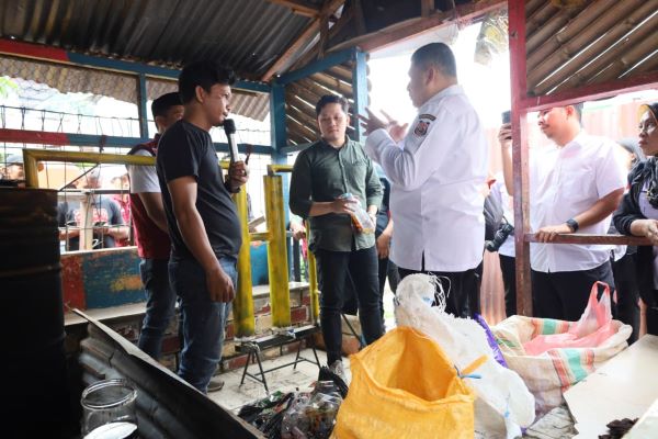 Anak Muda Makassar Sulap Sampah Plastik Jadi BBM