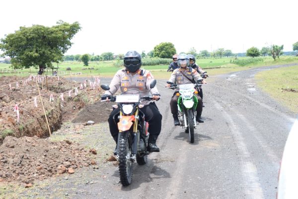 Pastikan Pelosok Aman, Kapolres Jeneponto Blusukan ke Warga dengan Patroli Motor Trail