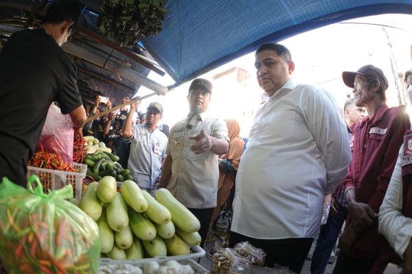Appi Dampingi Gubernur Sulsel Pantau Pasar Terong, Pastikan Harga Sembako Aman