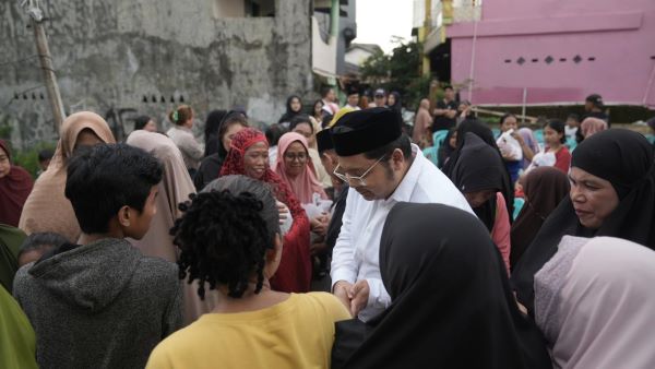 Gandi Pimpin Safari Ramadan PSI Sulsel, Warga Gowa dapat Ratusan Sembako