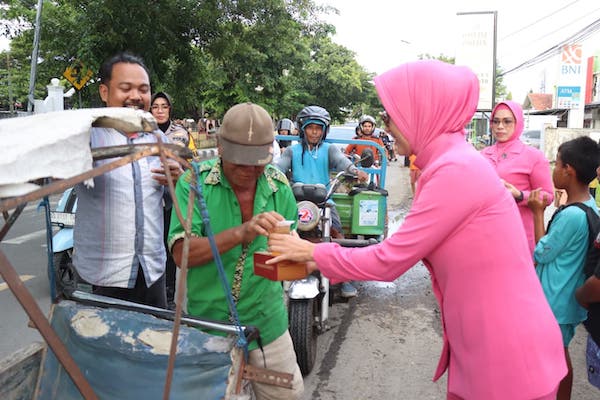 Polres Jeneponto dan Bhayangkari Turun ke Jalan Bagikan Takjil Gratis