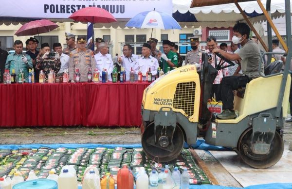 Polresta Mamuju Musnahkan 1.435 Botol Miras dan 200 Liter Ballo
