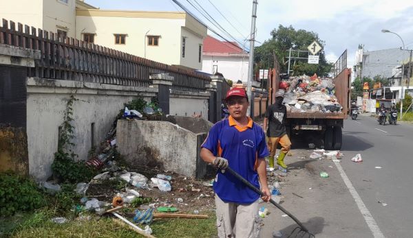 Sampah Menumpuk di Mamuju, Petugas Mogok Belum Digaji