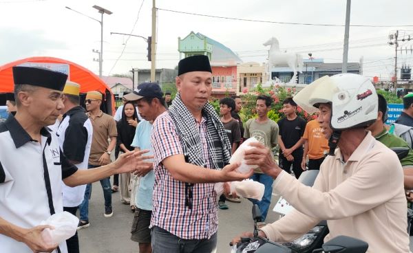 Wujudkan Kepedulian di Bulan Ramadan, Jurnalis JOIN Jeneponto Berbagi Takjil