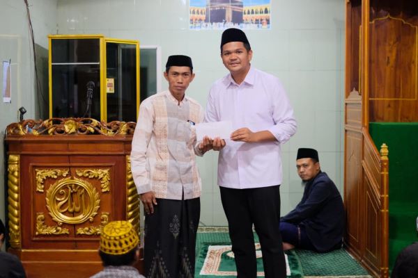 Safari Ramadan di Bissappu, Bupati-Wabup Bantaeng Salurkan Bantuan Masjid
