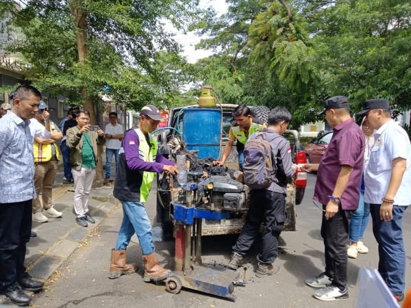 DPRD Sulsel Uji Ketebalan Jalan Hertasning, Aspal 3,8 Cm Disorot
