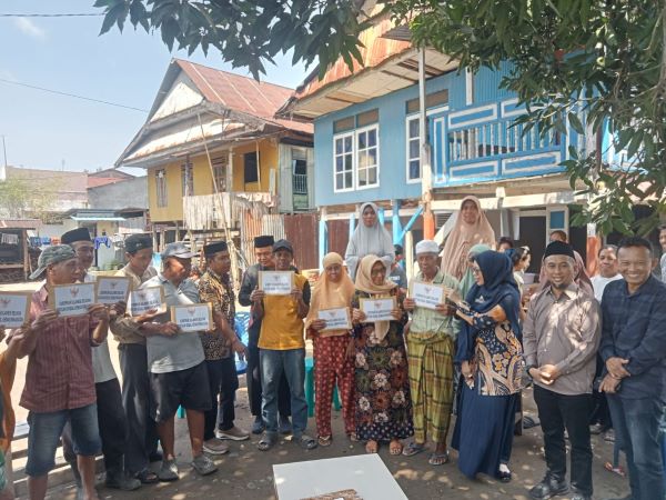 Pemprov Sulsel Salurkan Bantuan Untuk 9 Korban Angin Puting Beliung di Takalar
