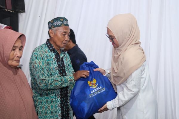 Bupati Gowa Salurkan Bedah Rumah dan Bantuan Usaha saat One Day One District