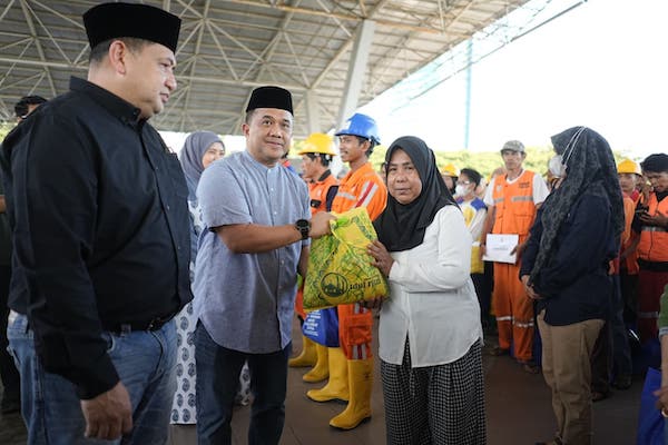 Appi Bagikan 7.100 Paket Lebaran untuk Satgas Kebersihan dan Drainase