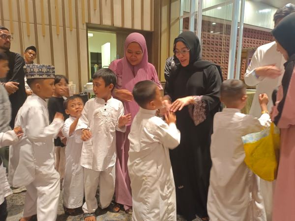 Politisi PSI Rezki Mulfiati Berbagi dengan Yatim Akhir Ramadan