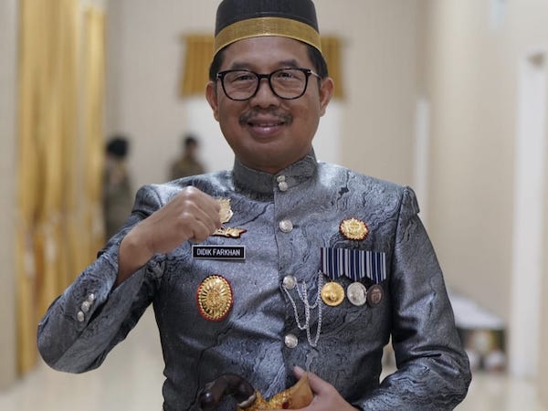 Hari Jadi Bone ke-696, Kajati Sulsel Dianugerahi Gelar Adat La Mappapole Daeng Pawinru