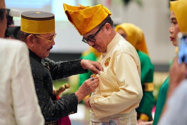 Jufri Rahman Terima Penyematan Kehormatan dari Majelis Keturunan To Manurung