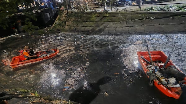 Ternyata Sampah Kanal Karuwisi Bukan Sampah Lokal, Kiriman dari Hulu