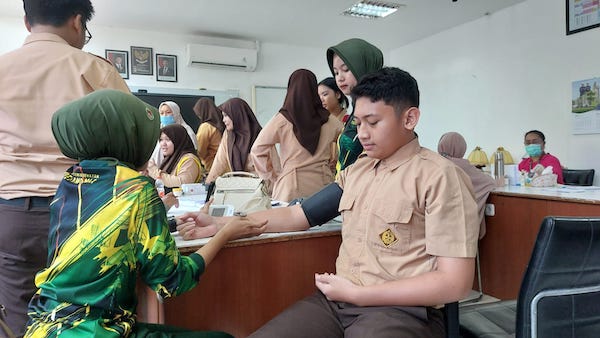 SMA Bosowa School Makassar dan Puskesmas Maradekaya Gelar Skrining Kesehatan