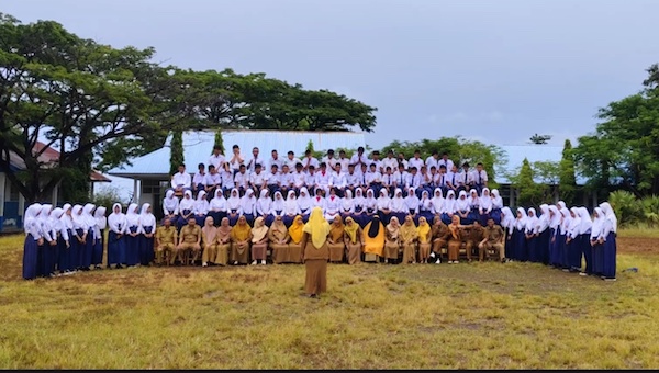 Sesi Foto Perpisahan Siswa SMPN 1 Arungkeke Jadi Saksi Eratnya Hubungan Guru-Murid