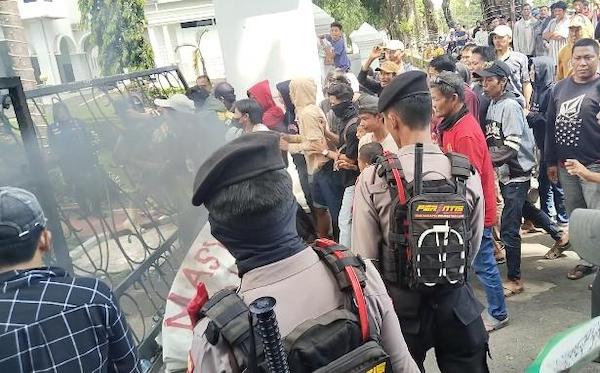 Ratusan Massa APPAMALLA Blokade Jalan di Takalar, Tolak Proyek Kawasan Industri Laikang