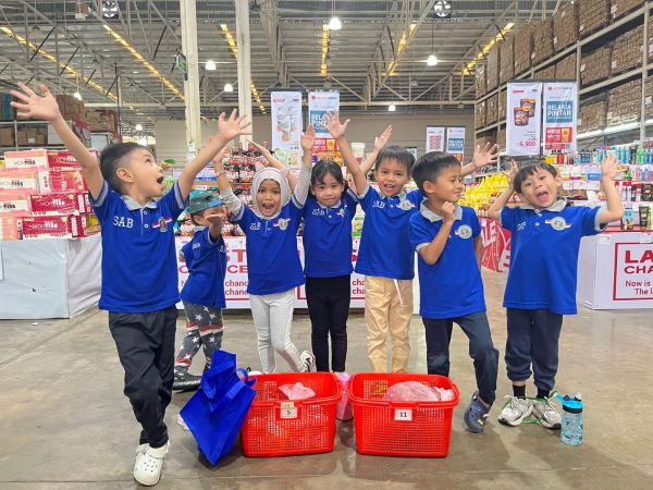 PG-TK Sekolah Alam Bosowa Outing Edukatif Lingkungan di Lotte Mart Wholesale Makassar
