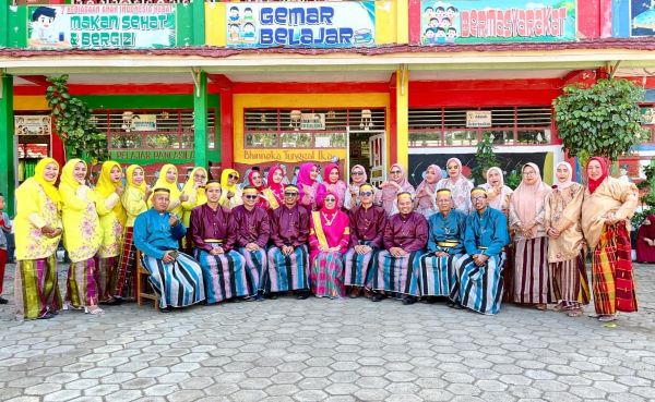 Hari Jadi Jeneponto, Guru SDN 8 Binamu Kompak Kenakan Busana Bugis-Makassar