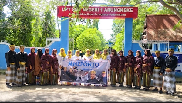 Hari Jadi Jeneponto, Guru UPT SMP Negeri 1 Arungkeke Kenakan Pakaian Adat