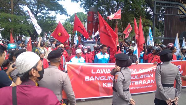 Aksi May Day di Makassar, Massa Kritik Anggaran MBG yang Fantastis Dibanding Jaminan Buruh