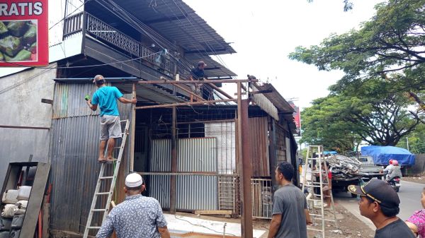 Warga Tamalanrea Bongkar Mandiri 6 Lapak di Atas Drainase