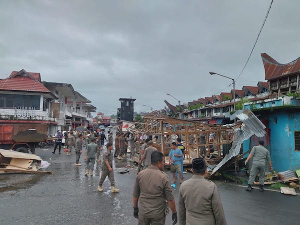 Puluhan Lapak di Terminal Bolu Toraja Utara Dibongkar