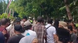 Dramatis! Kantor PDAM Bantaeng Nyaris Bentrok, Massa Hadang Ustaz Suardi Masuk Kantor