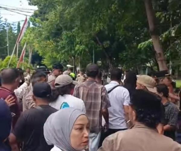 Dramatis! Kantor PDAM Bantaeng Nyaris Bentrok, Massa Hadang Ustaz Suardi Masuk Kantor