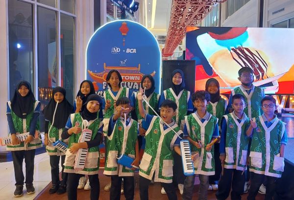 Percussion Sekolah Alam Bosowa Pukau Pengunjung TSM dengan Musik Daur Ulang