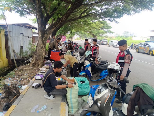 Sapa Kurir Paket di Jalan Lingkar, Personel Samapta Beri Imbauan Kamtibmas