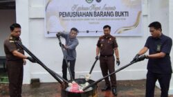 Kejari Jeneponto Musnahkan Barang Bukti 18 Perkara yang Telah Inkracht
