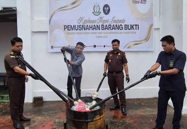 Kejari Jeneponto Musnahkan Barang Bukti 18 Perkara yang Telah Inkracht