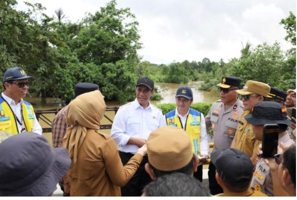 Amran Kucurkan Rp10 Miliar untuk Korban Banjir Sultra, Fokus Irigasi