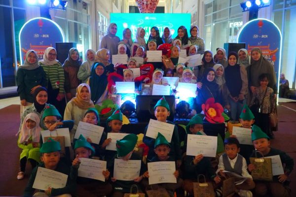Lewat English Performance Dance, Siswa SD Athirah Asah Keberanian dan Komunikasi