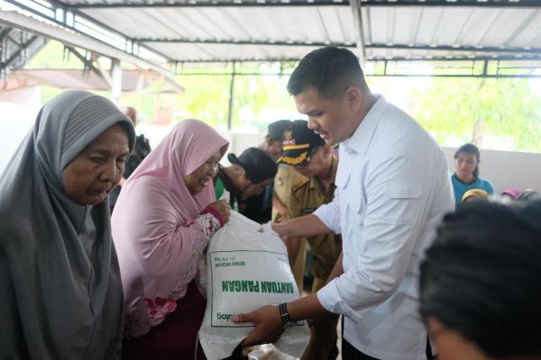 Bupati Bantaeng Salurkan Bantuan Beras dan Minyak Goreng untuk 31.654 Warga