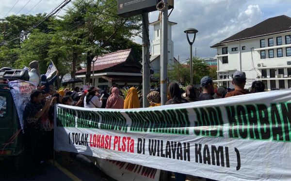 Warga Tamalanrea Geruduk Balaikota Tolak PSEL, Nilai Lokasi Abaikan Aspirasi