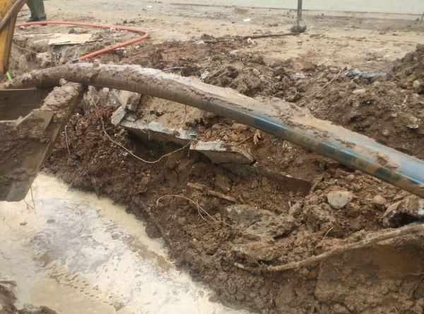 Pemasangan U-Ditch di Jalan Aeropala, Distribusi Air Dua Perumahan Terdampak Sementara