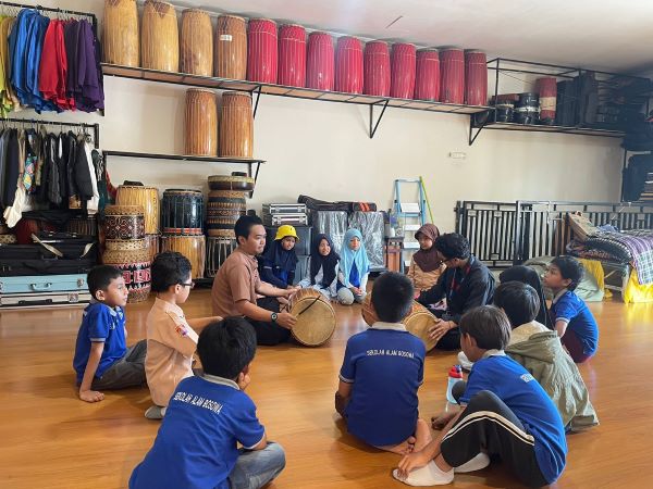 Belajar Musik Daerah, Siswa Sekolah Alam Bosowa Kunjungi Yayasan Kesenian Katangka