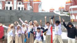 Siswa Sekolah Alam Bosowa Eksplorasi Lingkungan di Masjid 99 Kubah