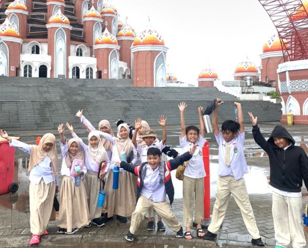 Siswa Sekolah Alam Bosowa Eksplorasi Lingkungan di Masjid 99 Kubah