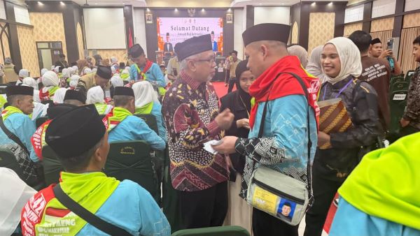 Wabup Bantaeng Dampingi Rombongan CJH di Embarkasi Makassar