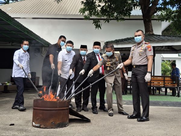 Kejari Bantaeng Musnahkan Barang Bukti Kasus Tindak Pidana Inkracht 2026