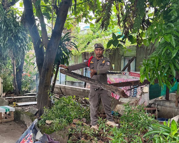 Berdiri 25 Tahun di Atas Drainase, Lapak PKL di Ujung Pandang Ditertibkan