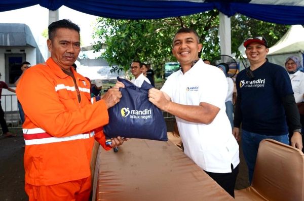 Bank Mandiri Salurkan Ribuan Sembako untuk Warga Prasejahtera dan Pekerja Informal di Makassar