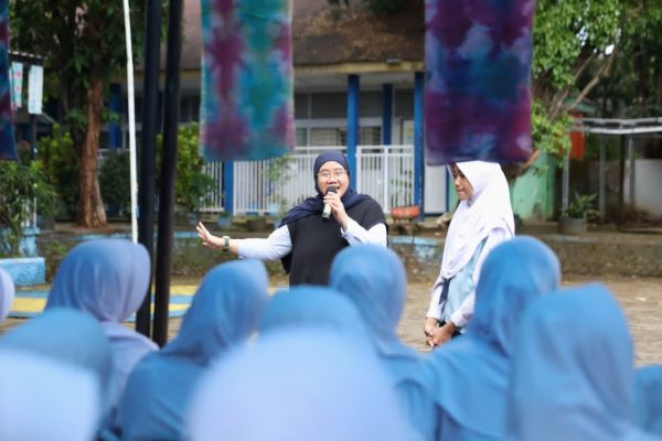 Cegah Sisa MBG Terbuang, PKK Makassar Bagi 600 Kotak Makan ke Siswa